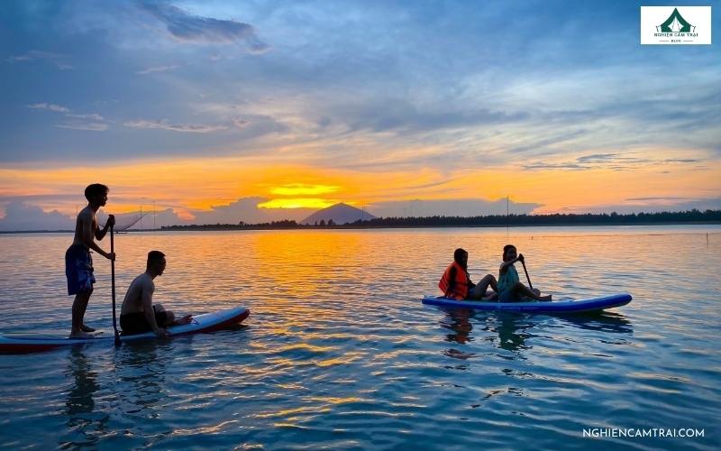 Kinh nghiệm chèo SUP hồ Dầu Tiếng cực vui, cực đẹp 6 Chèo thuyền SUP trên mặt hồ Dầu Tiếng