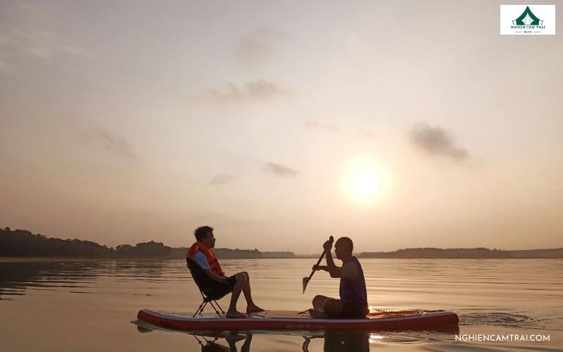 Kinh nghiệm chèo SUP hồ Dầu Tiếng cực vui, cực đẹp 5 Chèo sup bên hồ Dầu Tiếng vào mùa nước cạn