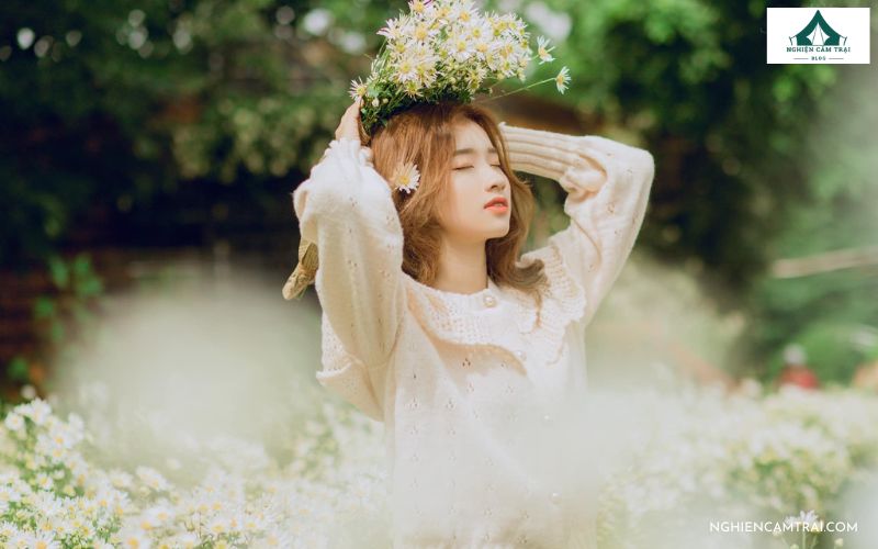 Kinh nghiệm chụp ảnh khi cắm trại ở bãi đá sông Hồng cực đẹp 20 Kiểu chụp ảnh nàng thơ với bó hoa đặt nhẹ lên đầu