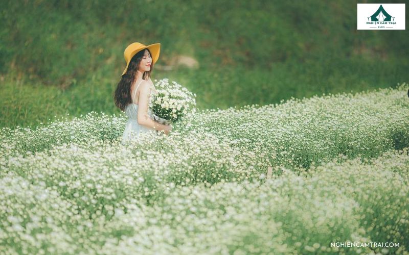 Kinh nghiệm chụp ảnh khi cắm trại ở bãi đá sông Hồng cực đẹp 21 Kiểu chụp quay lưng ôm bó hoa tôn góc nghiêng "thần thánh" của nàng