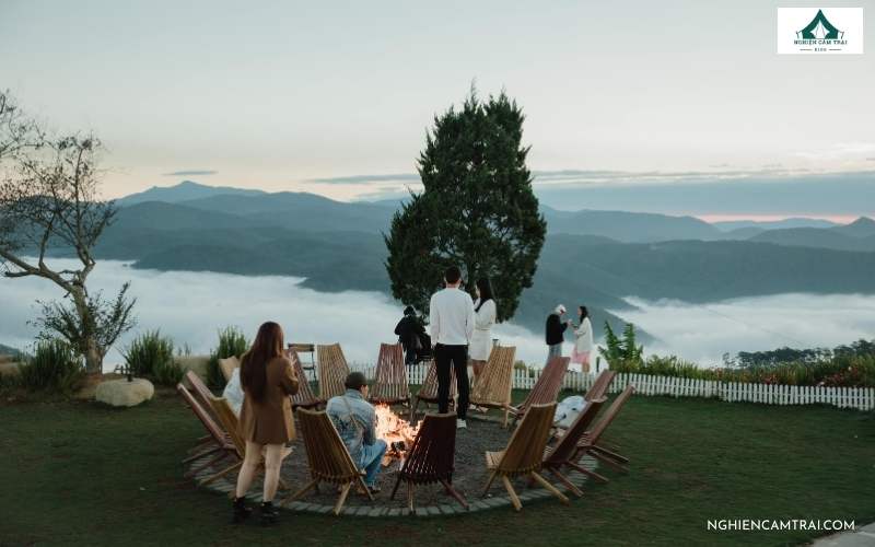 Trải nghiệm Cloud9 Glamping Đà Lạt – Chill giữa biển mây 21 Mọi người cùng nhau quây quần bên lửa trại