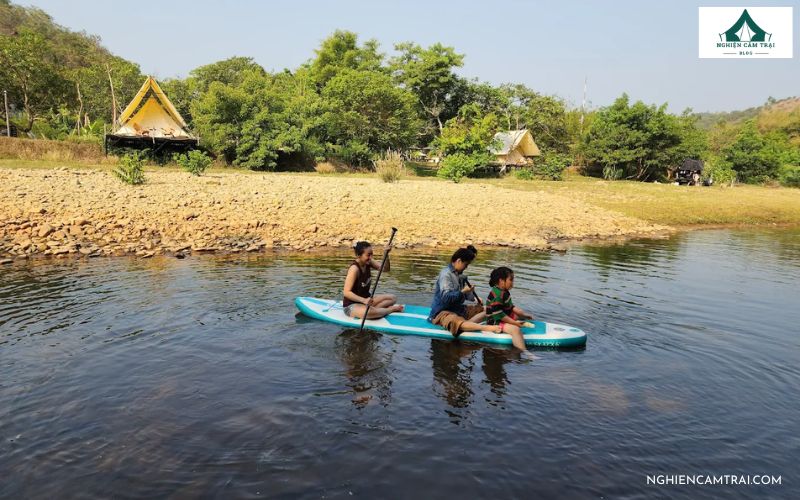 Review Danhar Glamping: Khu Glamping sang trọng bên suối Đạ Nhar 11 Chèo SUP và tắm suối
