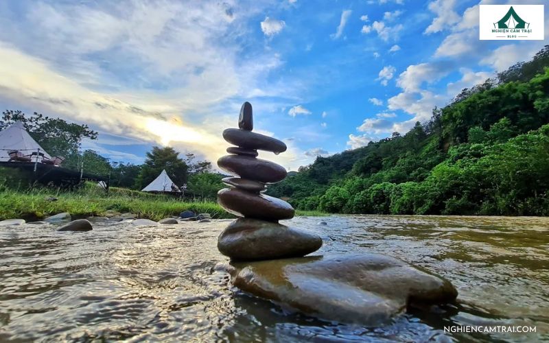 Review Danhar Glamping: Khu Glamping sang trọng bên suối Đạ Nhar 12 Vẽ tranh trên đá