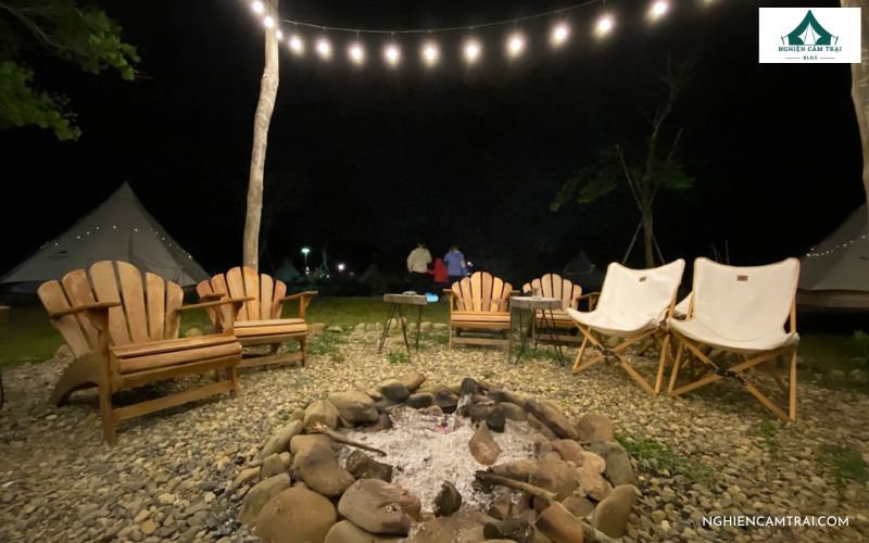 Review Danhar Glamping: Khu Glamping sang trọng bên suối Đạ Nhar 13 Đốt lửa trại và xem phim ngoài trời