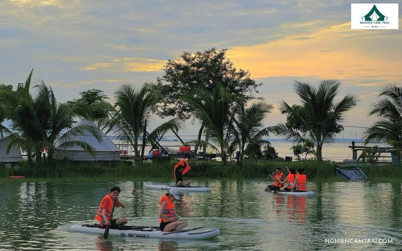 Trải nghiệm glamping Đồng Sến Farmstays bên hồ Dầu Tiếng 8 Trải nghiệm chèo SUP và đạp vịt miễn phí tại glamping Đồng Sến