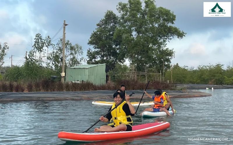 Review Glamping Nàng Lam với không gian nghỉ dưỡng sang chảnh 9 Chèo SUP và khám phá hồ nước
