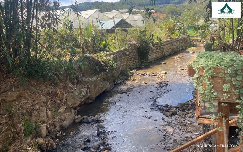 Lội suối và tắm mát giữa thiên nhiên tại Kẻng