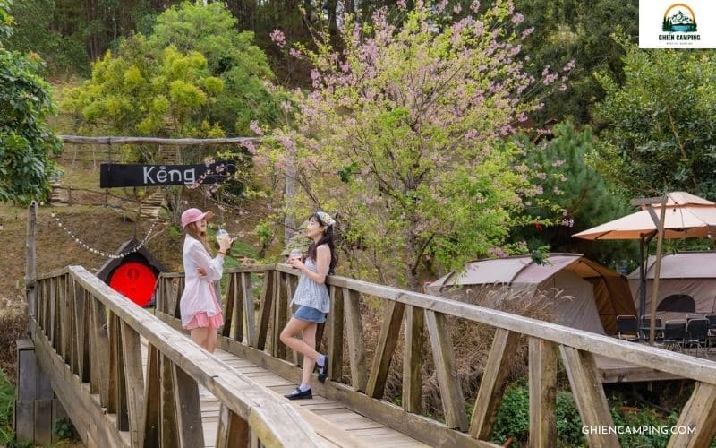 Check-in cùng chiếc cầu gỗ mộc mạc bắc qua suối tại Kẻng Đà Lạt