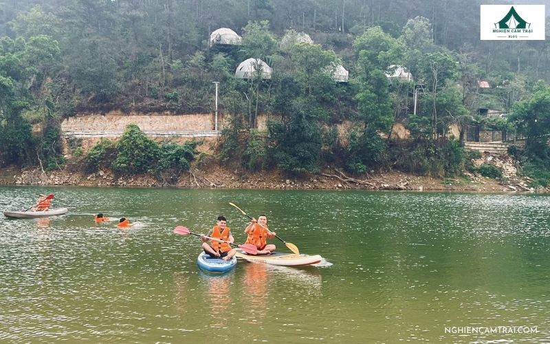 Trải nghiệm chèo kayak và SUP tại Là Nhà Glamping