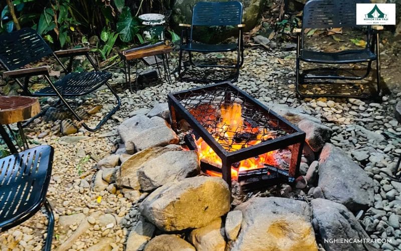Trải nghiệm Mojen Retreat: Khu glamping đẹp nhất Thái Nguyên 11 Lửa trại buổi tối ấm cúng tại Mojen Retreat