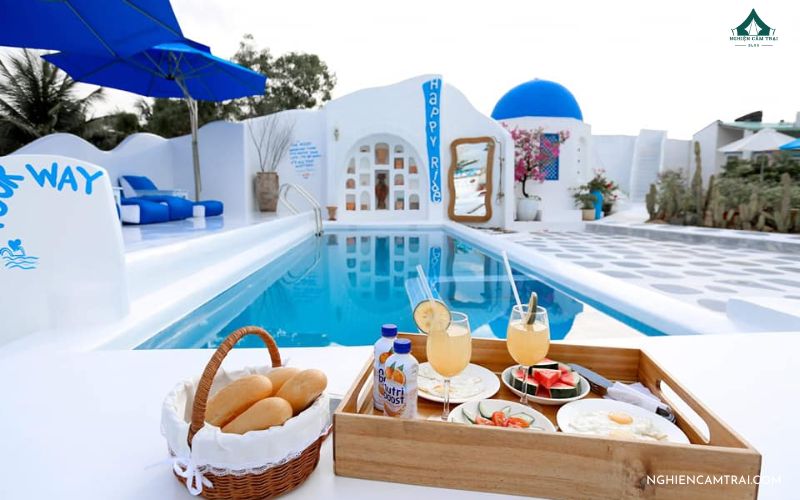 THE HAPPY RIDE GLAMPING: Điểm cắm trại, sống ảo chill ở Mũi Né 14 Thưởng thức cà phê chill giữa nắng và gió biển