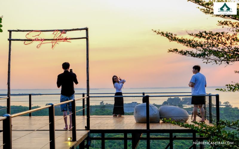 Du khách check in view hoàng hôn cực chill tại Tropical EGlamping