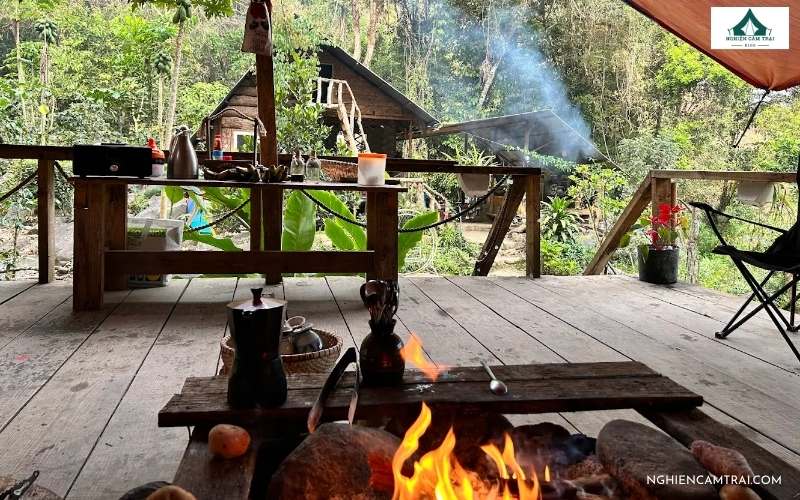 Mọi người cùng nhau quây quần bên bếp lửa dưới trời se lạnh