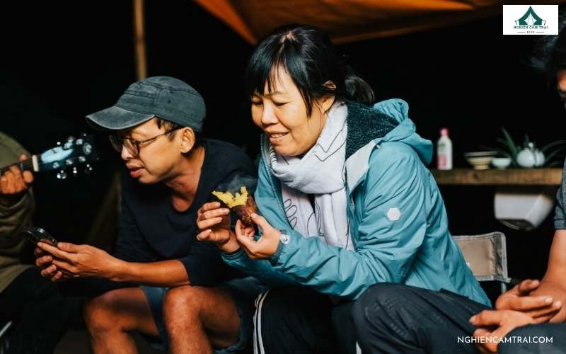 Mặc thêm áo khoác để tránh lạnh về đêm