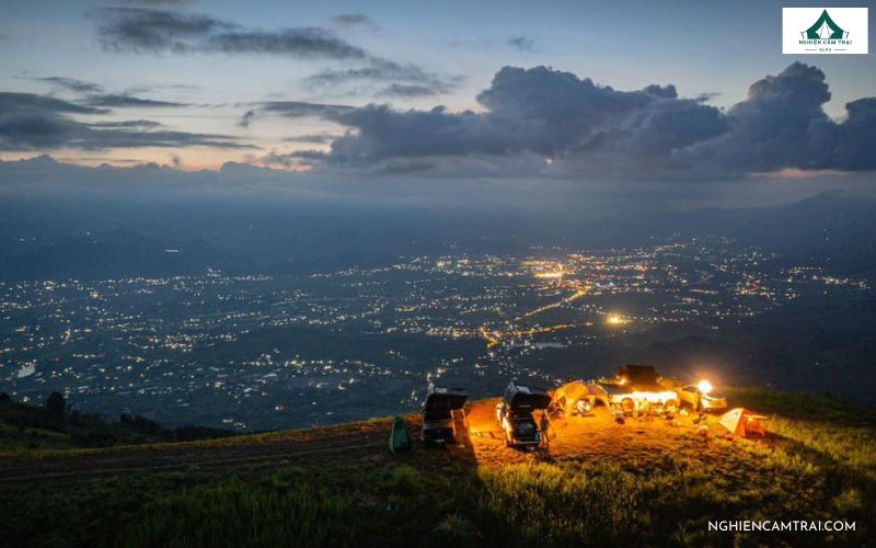 Khung cảnh ban đêm ở Lau Camping Phình Hồ