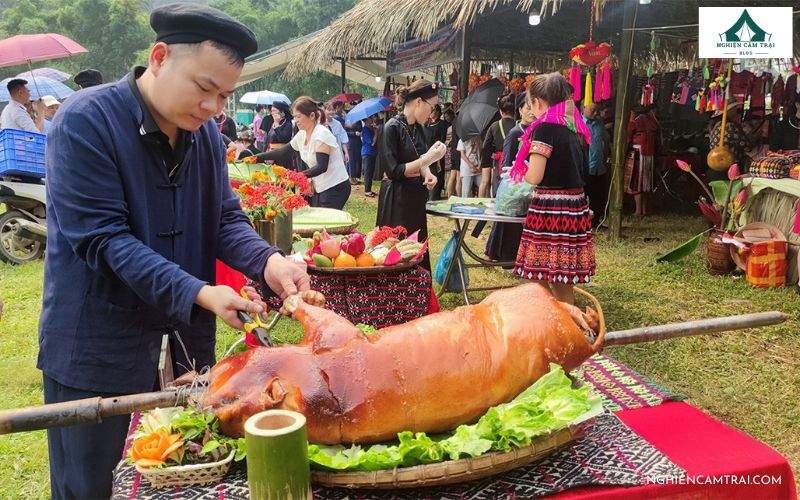 Thưởng thức món lợn cắp nách quay tại Bãi Pặng Hòa Bình