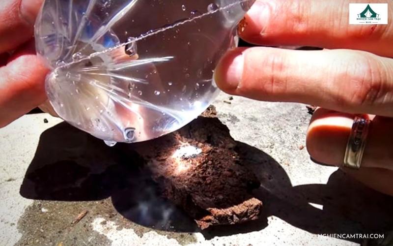 Sử dụng túi nước để tạo ra lửa qua thấu kính hội tụ