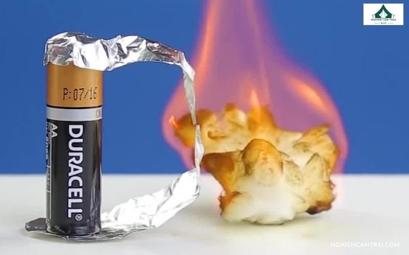 Cách tạo ra lửa từ giấy bạc và pin rất đơn giản