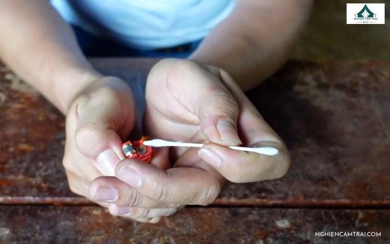 Dùng bật lửa hết gas để tạo ra lửa khẩn cấp