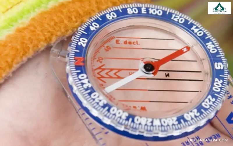 Cách cầm la bàn đúng