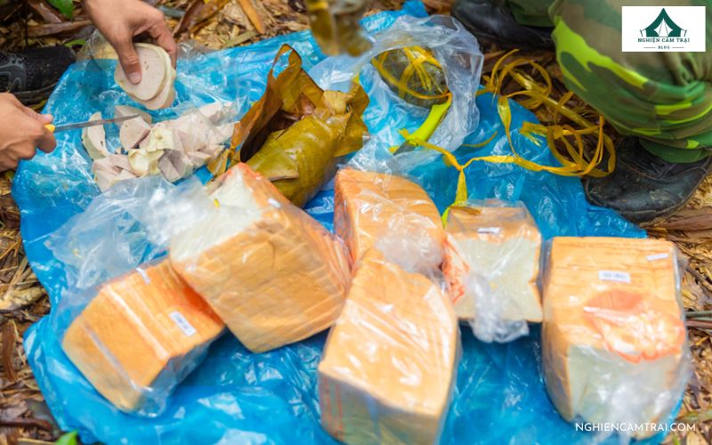 Chuẩn bị nước uống và thực phẩm năng lượng đi Hiking