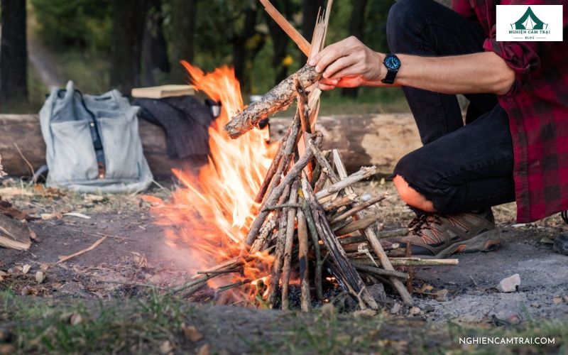 Mang theo đèn pin và dụng cụ tạo lửa khi đi Hiking