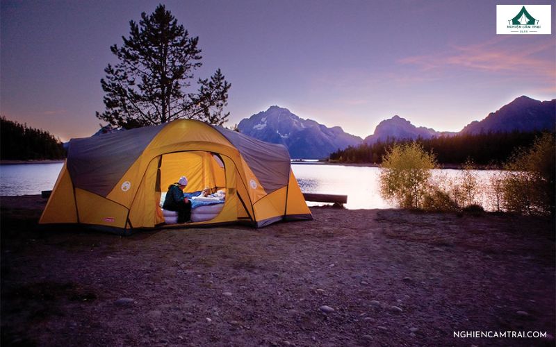 Kinh nghiệm đi cắm trại qua đêm bao gồm việc chuẩn bị lều trại kỹ lưỡng