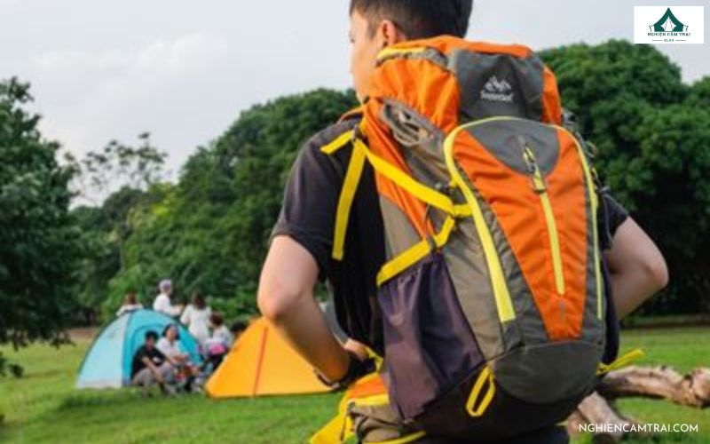 Đáy balo cắm trại nên đặt đồ thường không dùng đến 