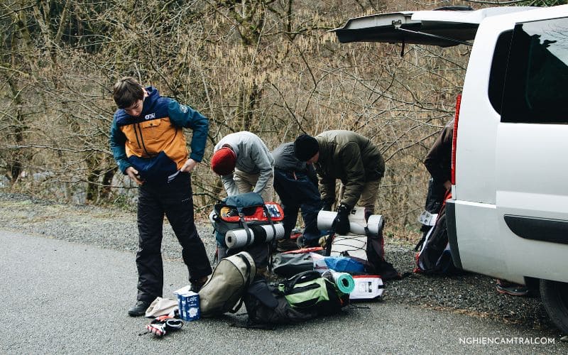 Mang quá nhiều đồ không cần thiết trong balo đi đi cắm trại