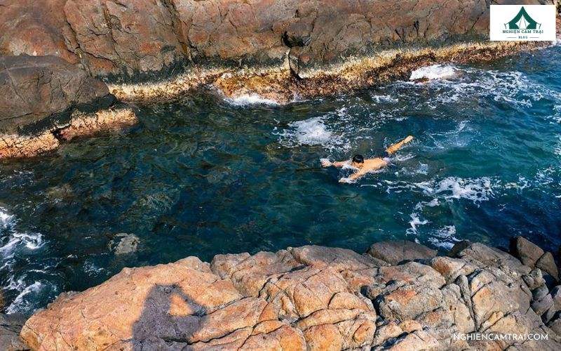 Trải nghiệm tắm biển thư giãn giữa làn nước trong xanh của Ghềnh Bàng