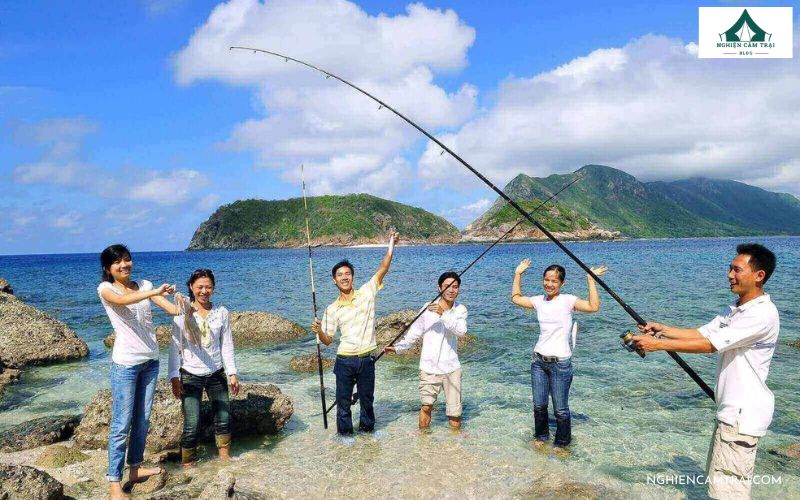 Thư giãn câu cá cùng hội bạn khi camping Ghềnh Bàng