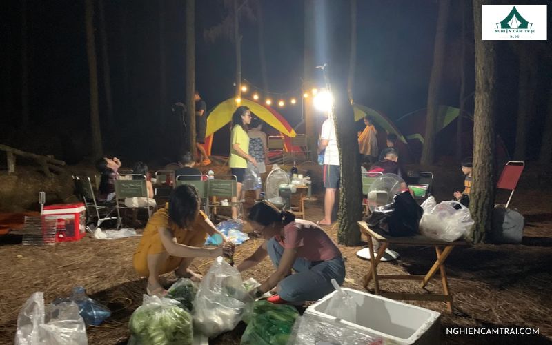 Tham gia lửa trại tại khu cắm trại Trang Thiều