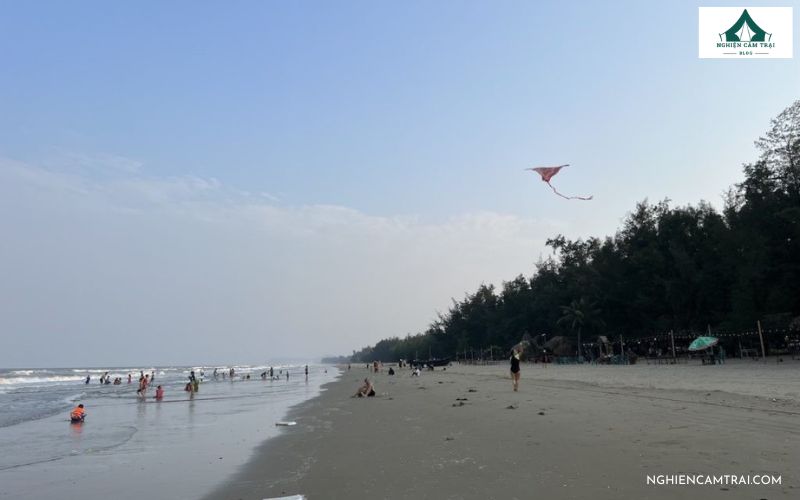 Tắm biển vào chiều tà tại Hải Lĩnh