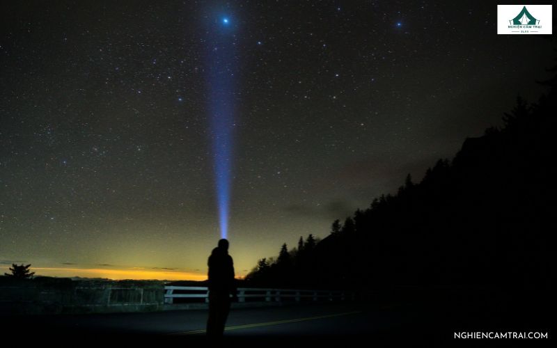 đèn pin siêu sáng sử dụng trong thực tế