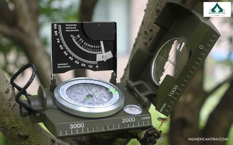 La bàn là gì? Khái niệm, cấu tạo và cách sử dụng đúng nhất 20 Cách dùng la bàn quân sự (La bàn thấu kính)