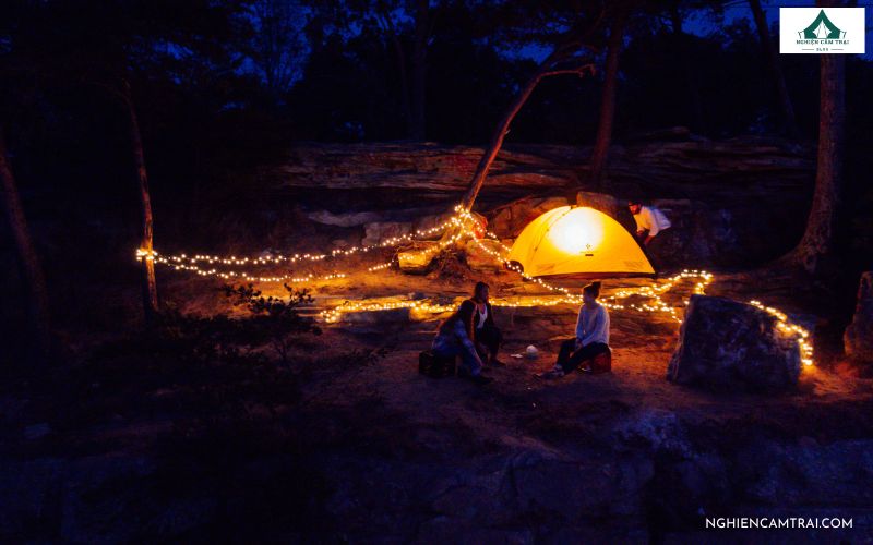 kiểu trang trí bằng dây đèn LED cắm trại