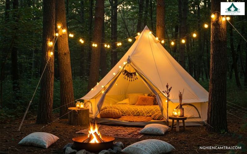 treo dây LED trên cây gần khu cắm trại