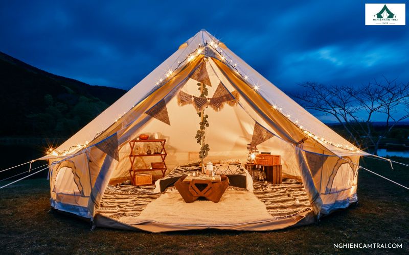 treo đèn ở cổng lều trại