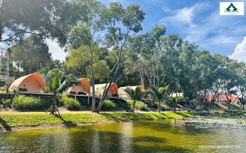 Glamping lá kim – Lều hướng hồ ở The Leaf Cafe & Glamping