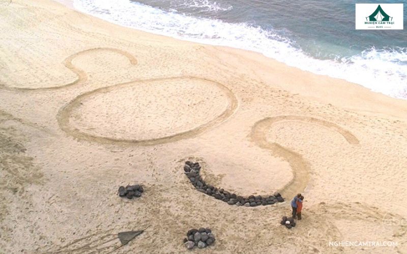 Vẽ ký hiệu SOS trên đất để tạo tín hiệu cầu cứu