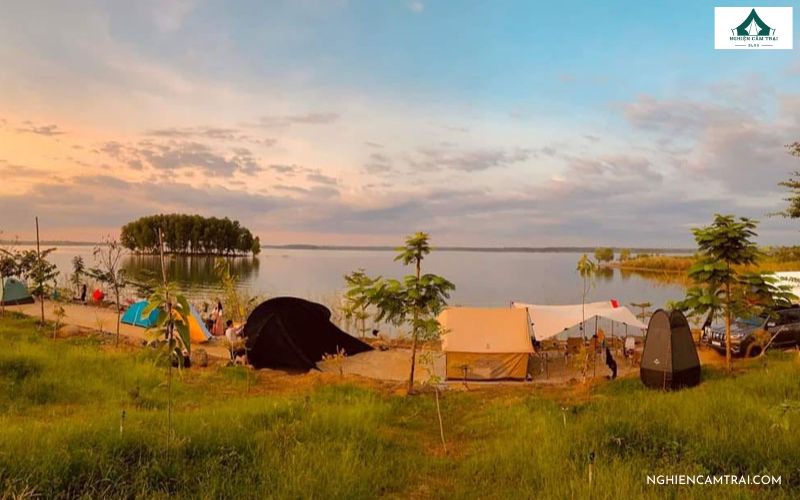 Cắm trại bên hồ Trị An