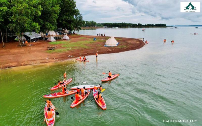 Đi thuyền trên hồ Trị An