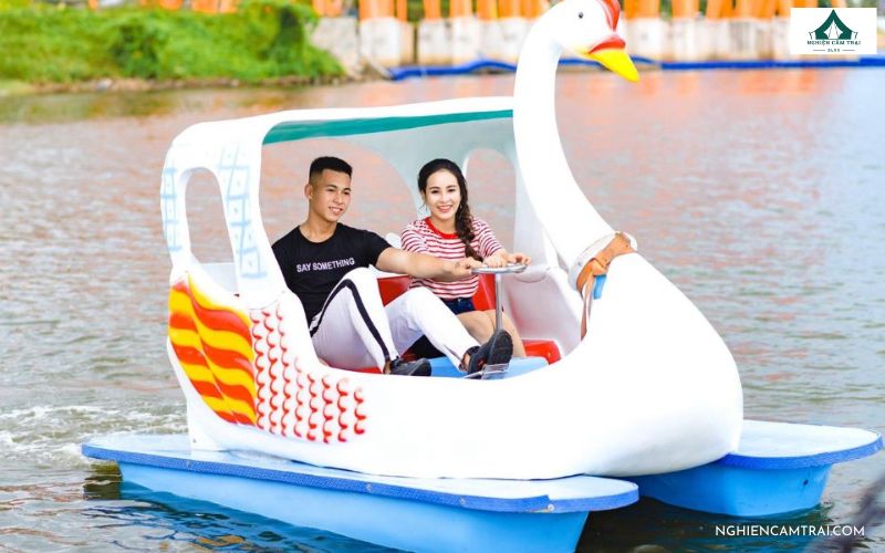 Kinh nghiệm cắm trại rừng thông Bản Áng cho người đi lần đầu 16 Đạp vịt trên hồ Bản Áng