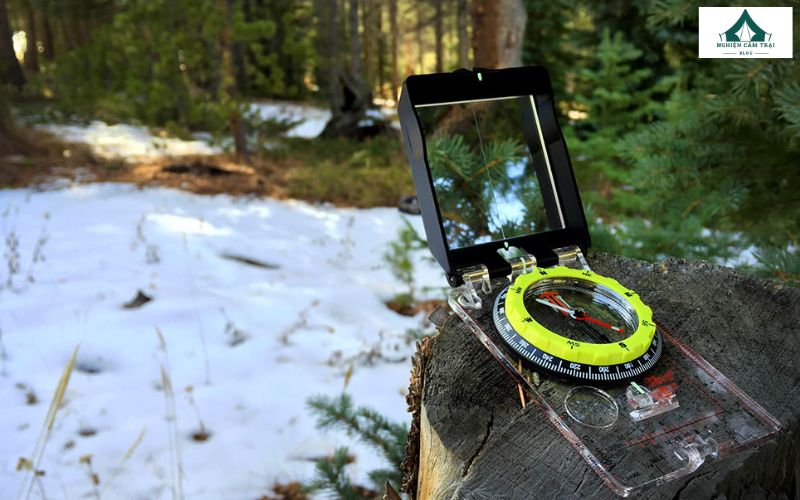 Xác định hướng Nam bằng la bàn hoặc ứng dụng trên điện thoại