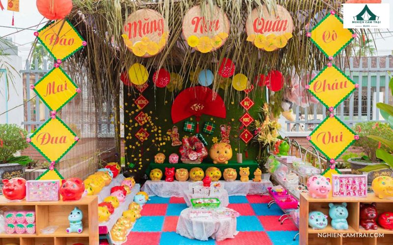 Trang trí lều trại ngày Tết màu sắc chủ đạo thường là đỏ, vàng và xanh lá