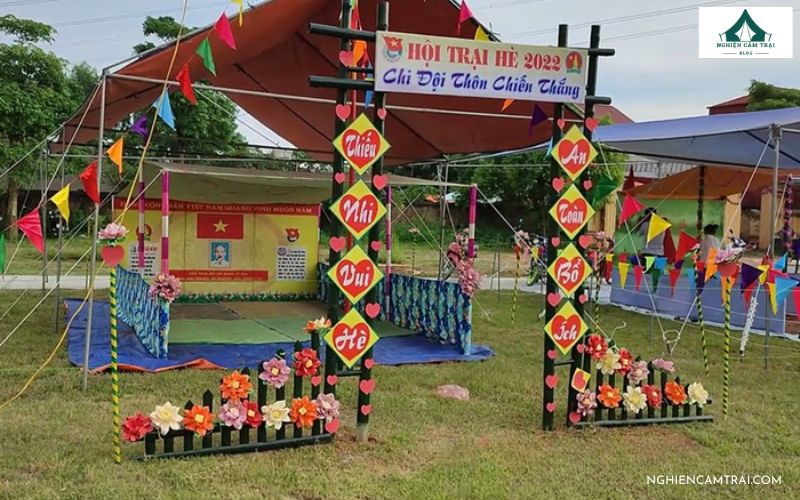 Trang trí lều trại hè có thể lấy cảm hứng từ biển như sóng, nắng, bãi cát