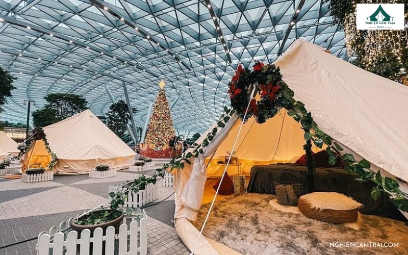 Trang trí lều trại Noel thường sử dụng các phụ kiện như cây thông Noel, đèn LED, ông già Noel