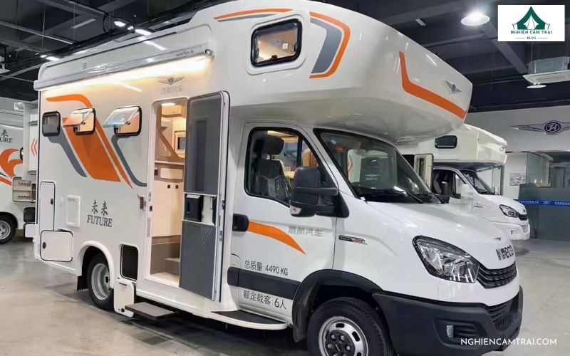 Xe nhà di động kết hợp phương tiện di chuyển và không gian sinh hoạt bên trong xe