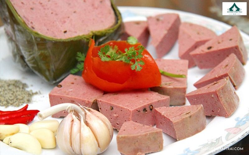 TOP 9 các món ăn nguội đi picnic dễ ăn, dễ bảo quản nhất 11 Nem chả cắt khoanh gọn gàng trong thực đơn các món ăn nguội