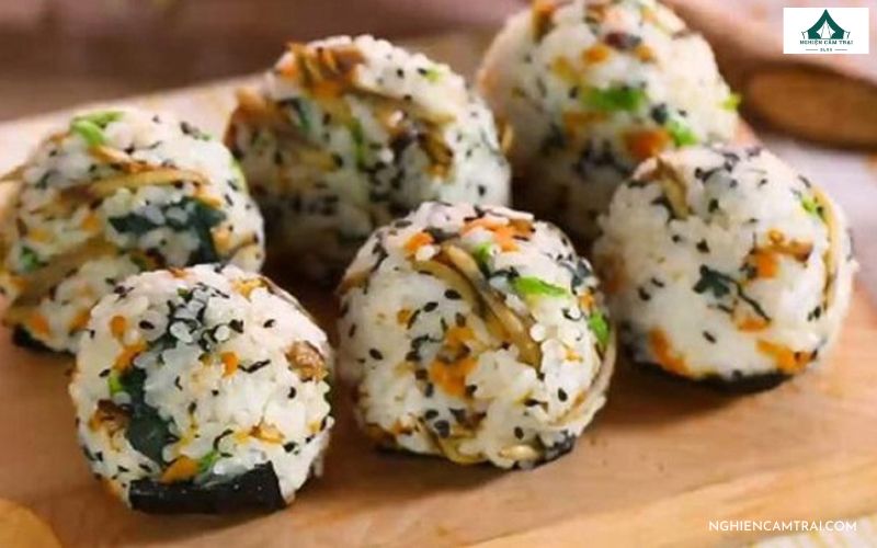 TOP 9 các món ăn nguội đi picnic dễ ăn, dễ bảo quản nhất 13 Cơm nắm nhỏ gọn, dễ cầm tay khi dùng ngoài trời